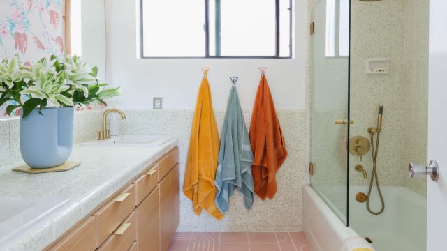 Maximize Your Bathroom Storage with This Innovative Shelf Solution